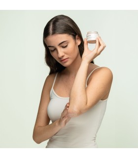 Réflexion durant une seconde Pack routine de soin visage et corps au CBD – InnovaGoods