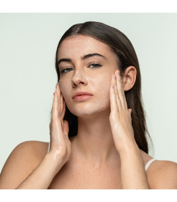 Réflexion durant une seconde Pack routine de soin visage et corps au CBD – InnovaGoods