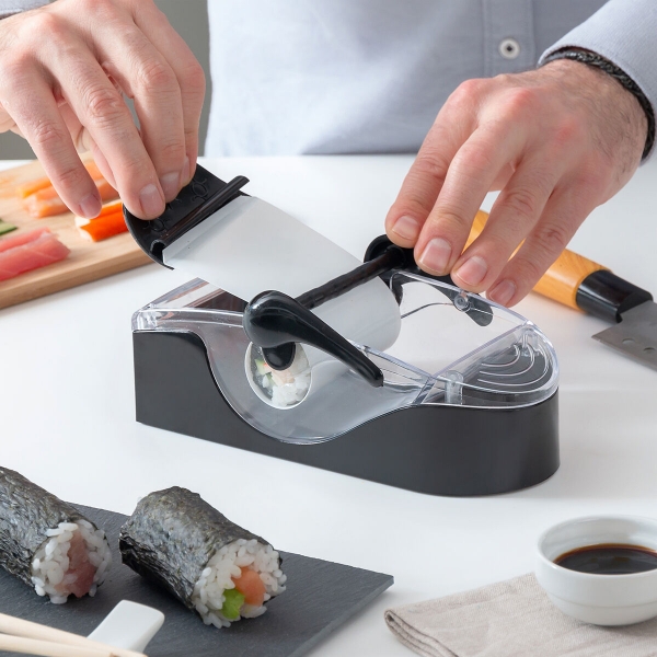 preparation-sushi-avec-la-machine-a-mouler-sushi