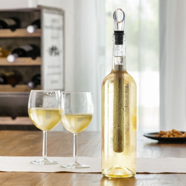 bouteille-de-vin-blanc-avec-refroidisseur-2-en-1-et-aerateur-sur-table-bois-verres-de-vin-blanc-diner-entre-amis-accessoire-vin-conservation-temperature-ideale