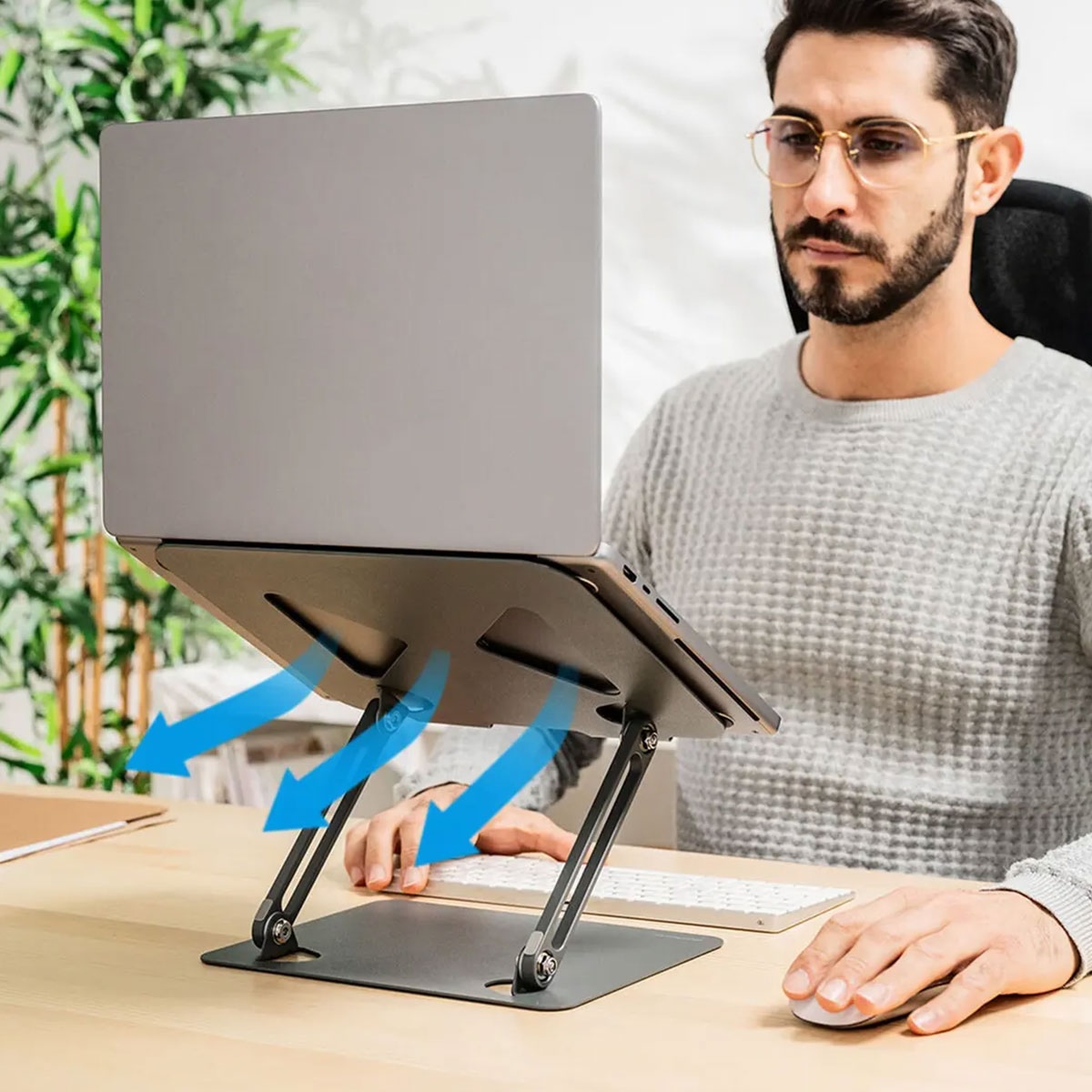 Grâce à sa structure articulée, il surélève votre laptop pour replacer l’écran à une hauteur plus naturelle, idéale pour limiter les tensions au niveau de la nuque et du dos lors de vos sessions télétravail, études ou bureau.